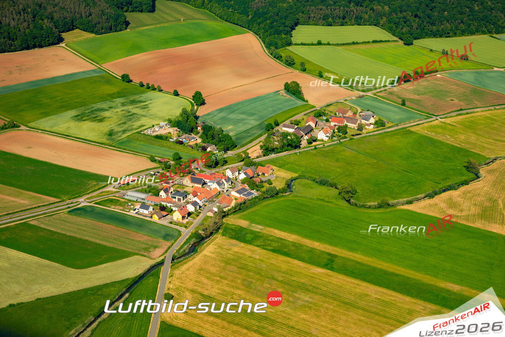 Das Luftbild zeigt Laimbach Reckendorf - Die Luftaufnahme wurde 2023 vom UL-Flugzeug aus erstellt ( keine Drohne ) - Hochauflösende Luftaufnahme - Für grossformatige Ausdrucke geeignet. Die Geschenkidee !Mit Lizenz und Bildrechte bestellbar