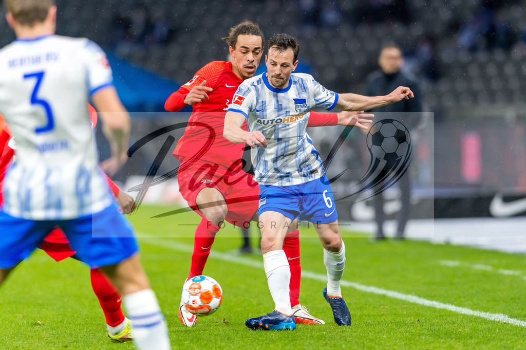 BSCRBL20220220_035 | Fussball, Herren: Yussuf Poulsen (RB Leipzig) und Vladimir Darida (Hertha BSC) im Zweikampf bei dem Spiel der 1. Bundesliga zwischen Hertha BSC und RB Leipzig im Olypiastadion am 20.02.2022 in Berlin, Deutschland.DFB / DFL REGULATIONS PROHIBIT ANY USE OF PHOTOGRAPHS AS IMAGE SEQUENCES AND/OR QUASI-VIDEO. - Realisiert mit Pictrs.com