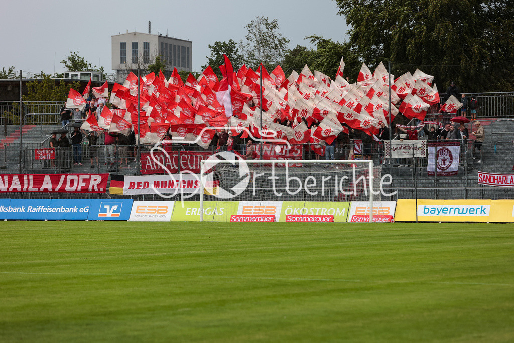 SV Wacker Burghausen - FC Bayern Amateure | Die mitgereisten Fans aus Muenchen feuern ihr Team an / Choreo / Pyrotechnik / Pyro / Ultras /