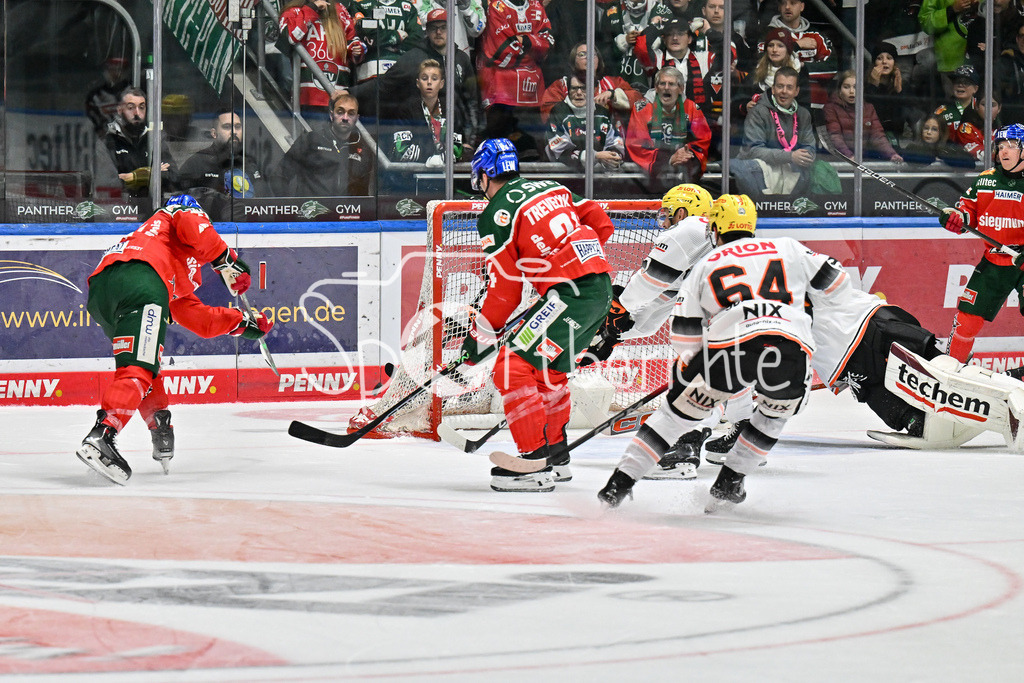 Augsburger Panther - Löwen Frankfurt | Das Tor zum 4-1 / Nolan ZAJAC (Augsburger Panther #44) trifft in dieser Szene ins Tor der Gaeste / DEL: Augsburger Panther - Löwen Frankfurt, Curt Frenzel Stadiom am 11.10.2024