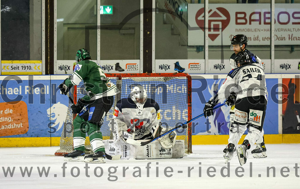 2024-01-26_051_TSV_Erding_gegen_HC_Landsberg | Erding, Deutschland, 26.01.2024:
Eishockey, Bayernliga Vorrunde 2023 / 2024, 28. Spieltag, TSV Erding gegen HC Landsberg, Endergebnis: 6:2

Petr Pohl (Erding Gladiators, #55), Torwart Moritz Borst (HC Landsberg, #32), Stephan Sailer (HC Landsberg, #24)

Foto: Christian Riedel / fotografie-riedel.net