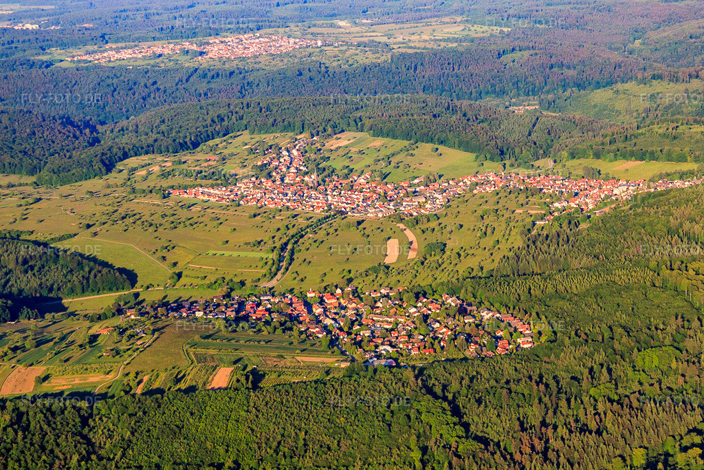 Luftbild: Schwarzwalddorf von Westen im Ortsteil Schluttenbach in Ettlingen im Bundesland Baden-Württemberg in Deutschland. Foto: IMG_57378.jpg vom 06.06.2013 durch Werner Riehm/FLY-FOTO.deAuflösung des Originals: 4752 x 3168 px