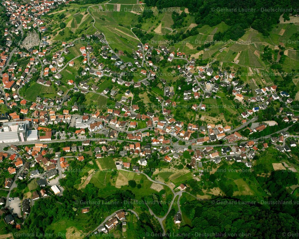 2526038 | BüHLERTAL 01.08.2005 Ortsansicht am Rande von landwirtschaftlichen Feldern und Nutzflächen  in Bühlertal im Bundesland Baden-Württemberg, Deutschland // Village view on the edge of agricultural fields and land  in Bühlertal in the state Baden-Wuerttemberg, Germany Foto: Gerhard Launer