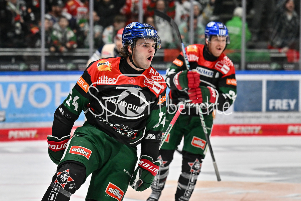 Augsburger Panther - Schwenninger Wild Wings | Jubel der Panther nach dem Treffer zum 2-3 druch D. J. BUSDEKER (Augsburger Panther #14) / Freude / Happy / Tor / Torschuetze / DEL: Augsburger Panther - Schwenninger Wild Wings, Curt Frenzel Stadion am 24.01.2025