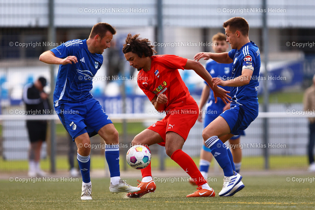 NH_TuSRotenhof_InterTürksporKiel_Testspiel_27062025 | #10 Kenneth Traulsen (TuS Rotenhof), #24 Isaiah Mosby (Inter Türkspor Kiel)Fußball I Herren I Freundschaftsspiel I Saison 2025-2026  I TuS Rothenhof - Inter Türkspor Kiel I 27.06.2025 I B-Platz Rotenhof