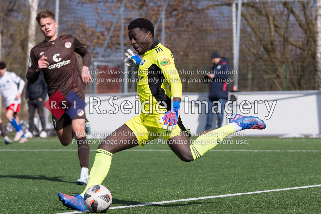 Fußball, Saison 2021/22, A-Junioren Bundesliga, Hamburger SV - FC St. Pauli, Paul-Hauenschild-Plätze (Norderstedt), 02.04.2022, 16. Spieltag | Steven Mensah (#1, HSV, Torwart)