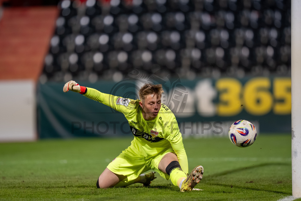 VfB Stuttgart II vs. FC Energie Cottbus, Fussball, 3.Liga, 27. Spieltag, Saison 2025/2026, 03.03.2026 | Florian Pascal Hellstern (VfB Stuttgart II, #01),VfB Stuttgart II vs. FC Energie Cottbus, Fussball, 3.Liga, 27. Spieltag, Saison 2025/2026, 03.03.2026Foto: photosbyphips/Philip Ziegler