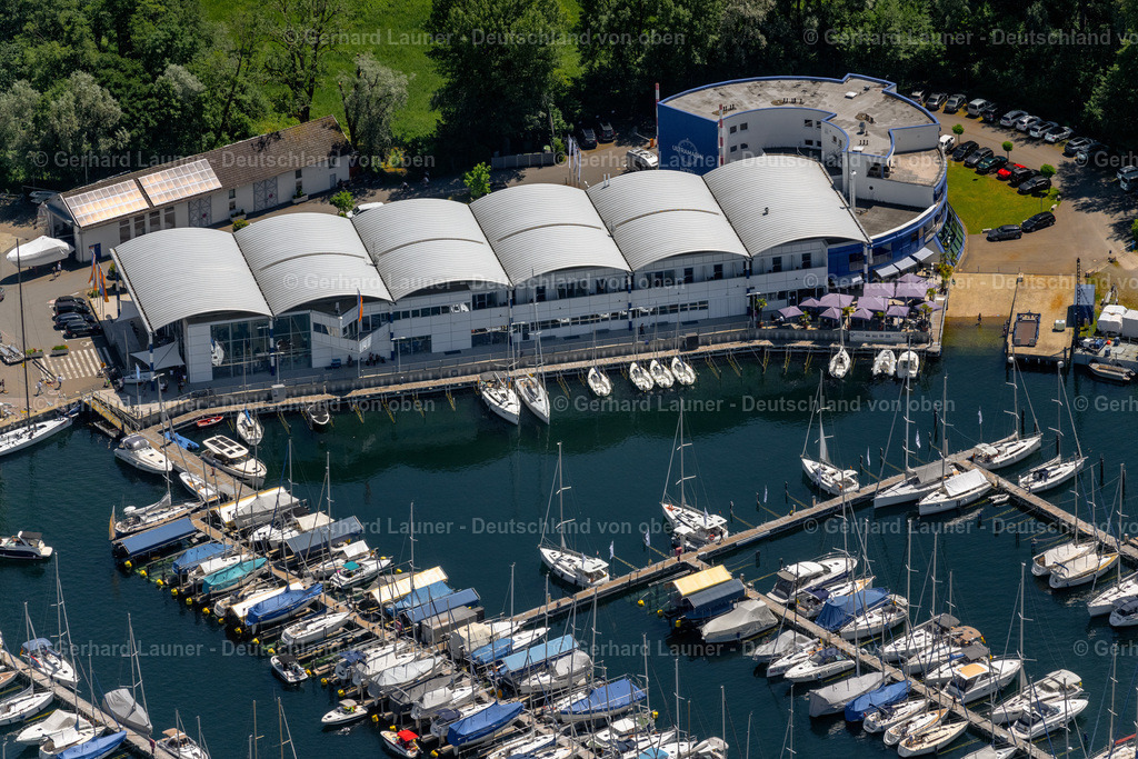 4031626 | KRESSBRONN AM BODENSEE 12.06.2020 Sportboot- Anlegestellen und Bootsliegeplätzen am Uferbereich des Bodensee im Ortsteil Schnaidt in Kressbronn am Bodensee im Bundesland Baden-Württemberg, Deutschland. Weiterführende Informationen bei: ULTRAMARIN Die Meichle + Mohr Marina. // Pleasure boat marina with docks and moorings on the shore area of Lake of Constance in the district Schnaidt in Kressbronn am Bodensee in the state Baden-Wuerttemberg, Germany. Further information at: ULTRAMARIN Die Meichle + Mohr Marina. Foto: Gerhard Launer