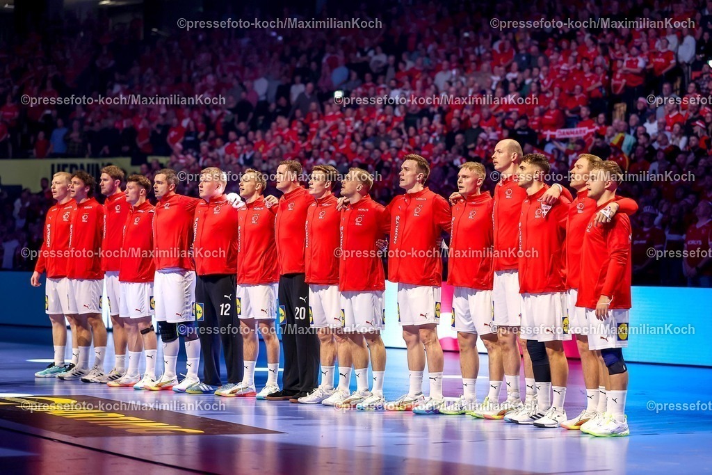 EHF16012602013 | 16.01.2026, Handball, Men's EHF EURO 2026, Dänemark - Nordmazedonien, Jyske Bank Boxen in Herning, Dänemark, Preliminary Round: Dänemarks Nationalmannschaft steht Arm in Arm bei der Nationalhymne zusammen L-R  Magnus Saugstrup Jensen (Denmark #15)  Niclas Vest Kirkelokke (Denmark #03)  Magnus Landin Jacobsen (Denmark #04)  Emil Jakobsen (Denmark #07)  Rasmus Lauge Schmidt (Denmark #11)  Emil Nielsen (Denmark #12)  Mathias Gidsel (Denmark #19)  Kevin Moller (Denmark #20)  Lukas Lindhard Jorgensen (Denmark #25)  Johan a Plogv Hansen (Denmark #26)  Lasse Bredekjaer Andersson (Denmark #28)  Emil Siersbaek Bergholt (Denmark #33)  Simon Hald Jensen (Denmark #34)  Mads Hoxer Hangaard (Denmark #38)  Simon Bogetoft Pytlick (Denmark #43)  Mads Svane Knudsen (Denmark #59) 
