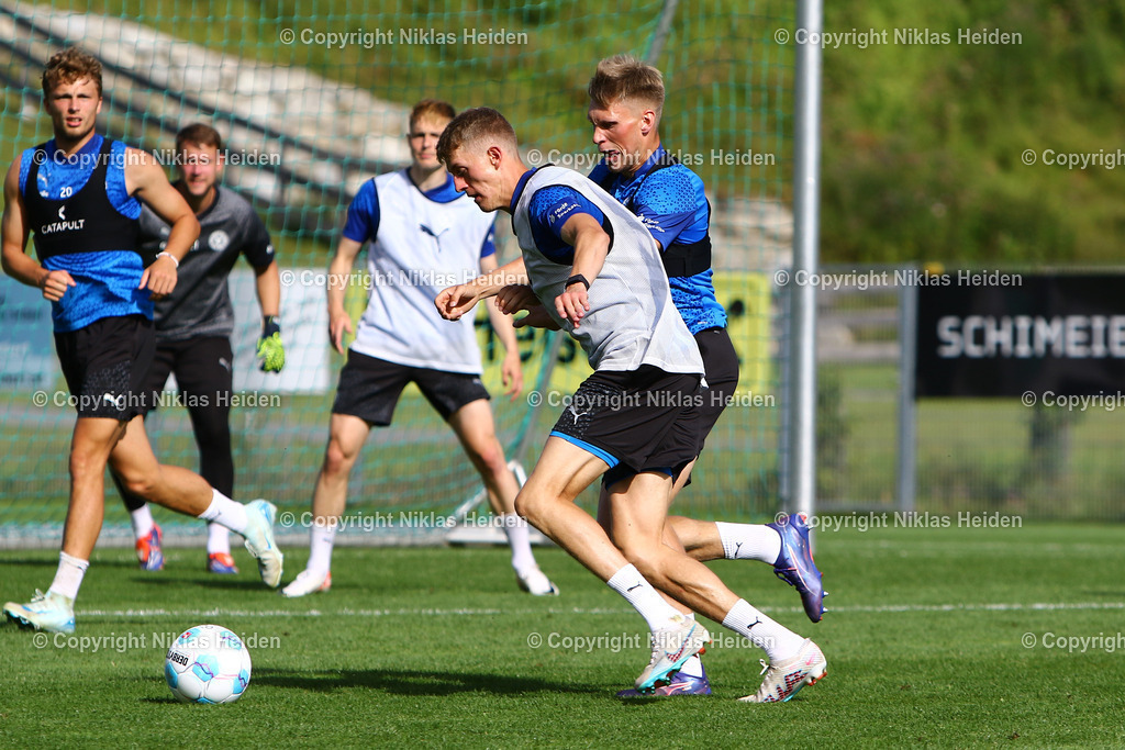 NH_HolsteinKiel_Trainingslager_Oesterreich_Training_31072024 | #11 Alexander Bernhardsson und #32 Jonas Sterner (Holstein Kiel)Fußball I Herren I Training I Saison 2024-2025 I Holstein Kiel I Trainingslager Seefeld (Österreich) I 31.07.2024 I Seefeld Sports Arena