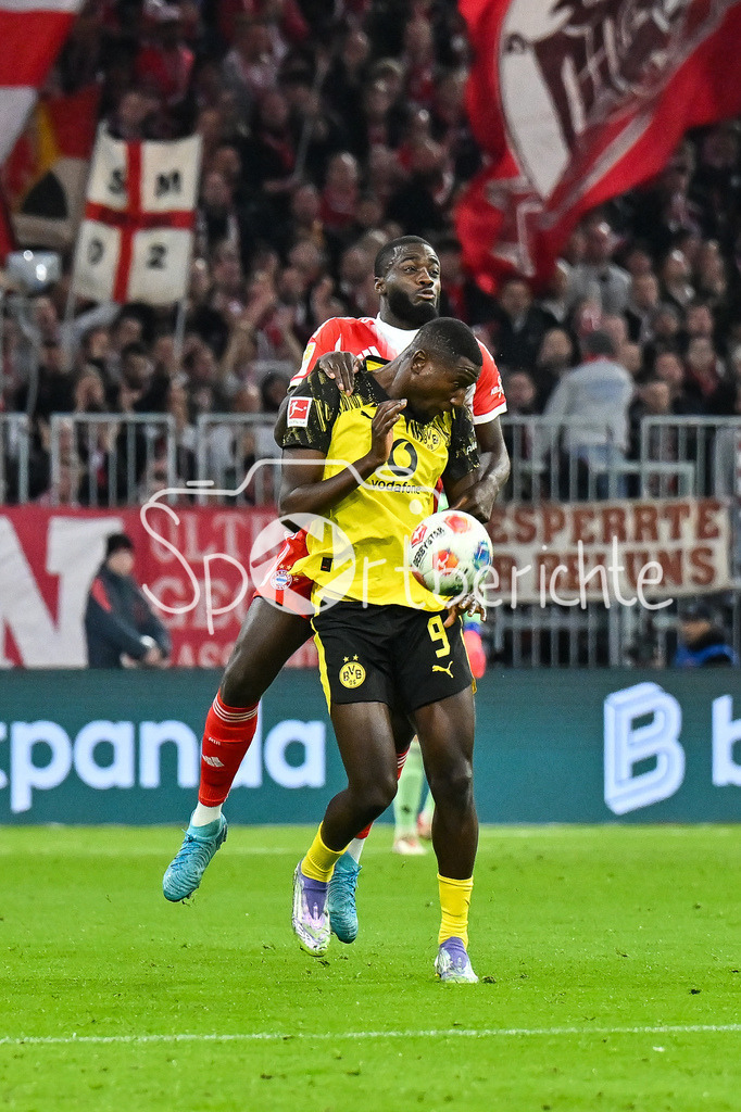 FC Bayern München - Borussia Dortmund | mUNICH, GERMANY - Dayot UPAMECANO (FC Bayern Munich 2) against Serhou GUIRASSY (Borussia Dortmund 9) during the bundesliga match between FC Bayern Munich vs. Borussia Dortmund on matchday 7 at Allianz Arena on October 18, 2025 in Munich, Germany / DFL REGULATIONS PROHIBIT ANY USE OF PHOTOGRAPHS AS IMAGE SEQUENCES AND/OR QUASI-VIDEO