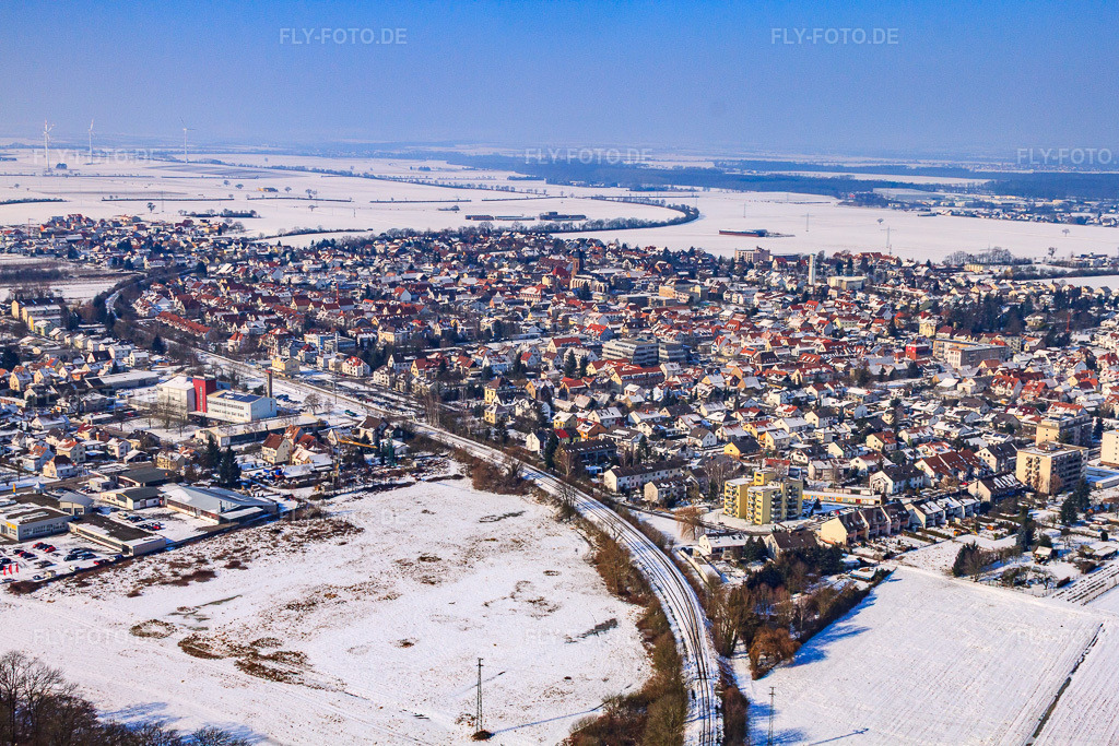 Luftbild: Stadtansicht mit Bahnlinie von Südosten im Winter bei Schnee in Kandel im Bundesland Rheinland-Pfalz in Deutschland. Foto: IMG_24368.jpg vom 16.02.2010 durch Werner Riehm/FLY-FOTO.de