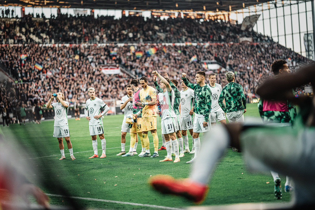 Fußball | Männer | Saison 2024/2025  | Fußball-Bundesliga | 8. Spieltag | FC St. Pauli vs. VfL Wolfsburg | 26.10.2024 | Das Team aus Wolfsburg stellt sich nach dem Spiel den Fans