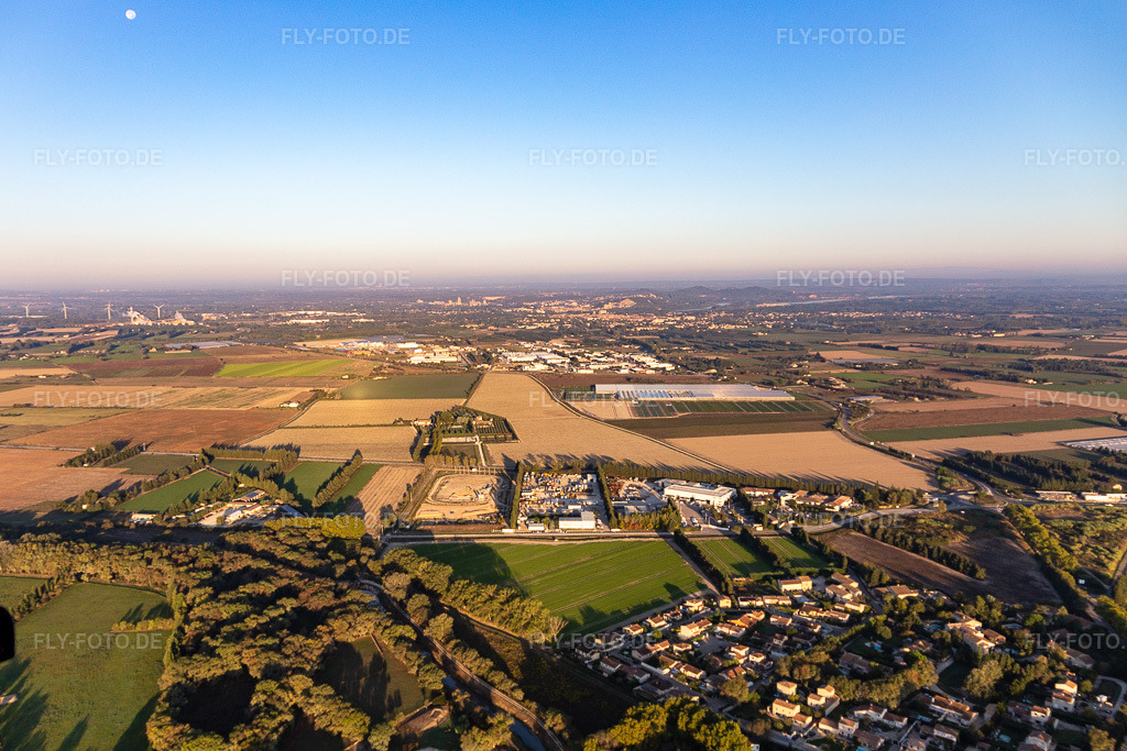 Luftbild: Ortsansicht in Saint-Étienne-du-Grès im Bundesland Bouches-du-Rhône in Frankreich. Foto: IMG_129556.jpg vom 23.09.2021 durch Werner Riehm/FLY-FOTO.de
