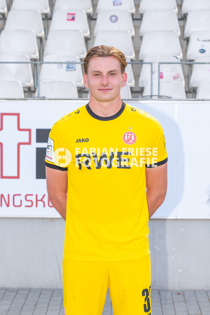 Rot-Weiss Essen; 3. Liga, Portraettermin 2026/2027, Foto: Eibner-Pressefoto/Fabian Friese | Felix Wienand (Rot-Weiss Essen, #35),Rot-Weiss Essen; 3. Liga, Portraettermin 2026/2027, Foto: Eibner-Pressefoto/Fabian Friese - Realisiert mit Pictrs.com