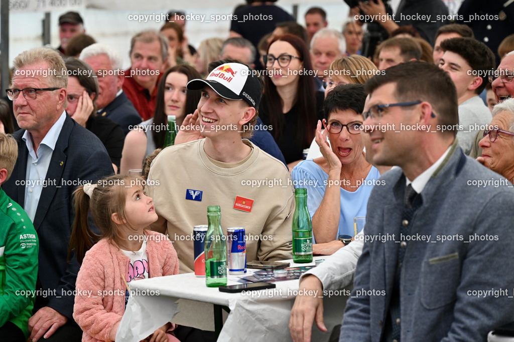 Empfang Daniel Tschofenig | Einzug Daniel Tschofenig, Mama Monika Tschofenig   Empfang Daniel Tschofenig, Empfang Daniel Tschofenig am 10.05.2025 in Hohenthurn (Mehrzweckhaus Hohenthuurn), Austria, (Photo by Bernd Stefan)