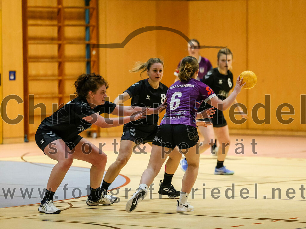 2024-02-10_056_SpVgg_Altenerding_gegen_SVA_Palzing | Erding, Deutschland, 10.02.2024:
Handball, Bezirksoberliga Frauen Altbayern 2023 / 2024, 14. Spieltag, SpVgg Altenerding gegen SVA Palzing, Endergebnis: 27:28

Christina Schredl (SVA Palzing, #17), Marlene Mittermeier (SpVgg Altenerding, #6)

Foto: Christian Riedel / fotografie-riedel.net