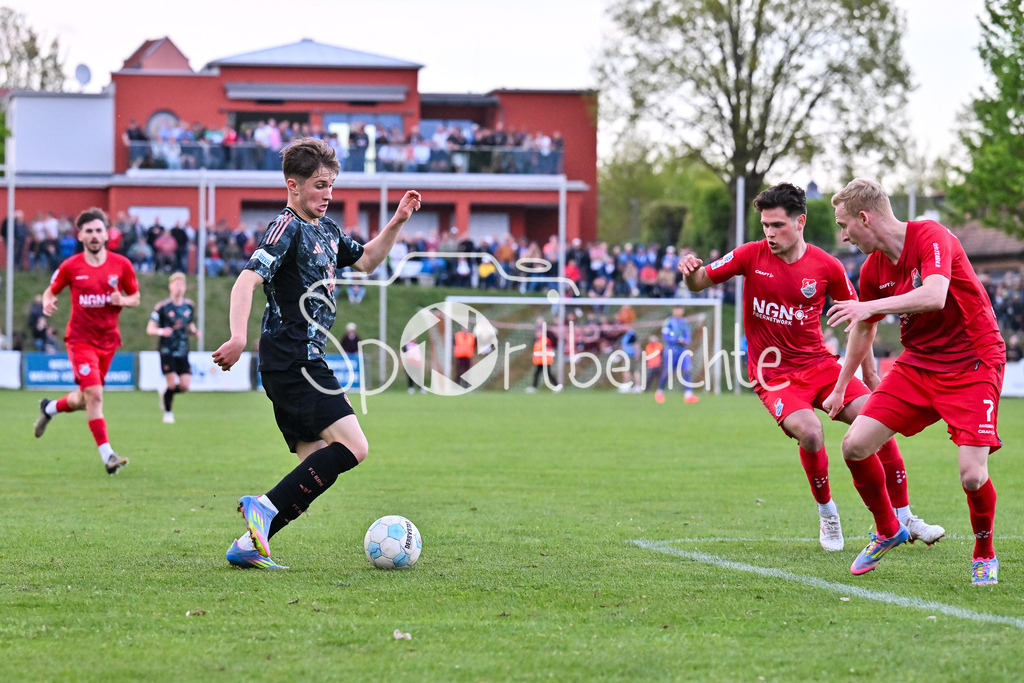 TSV Aubstadt - FC Bayern Amateure | im Duell Tim BINDER (FC Bayern München II #17) und Luke HEMMERICH (TSV Aubstadt 7) / Zweikampf / Regionalliga Bayern: TSV Aubstadt - FC Bayern Muenchen II, NGN-Arena am 23.04.2025