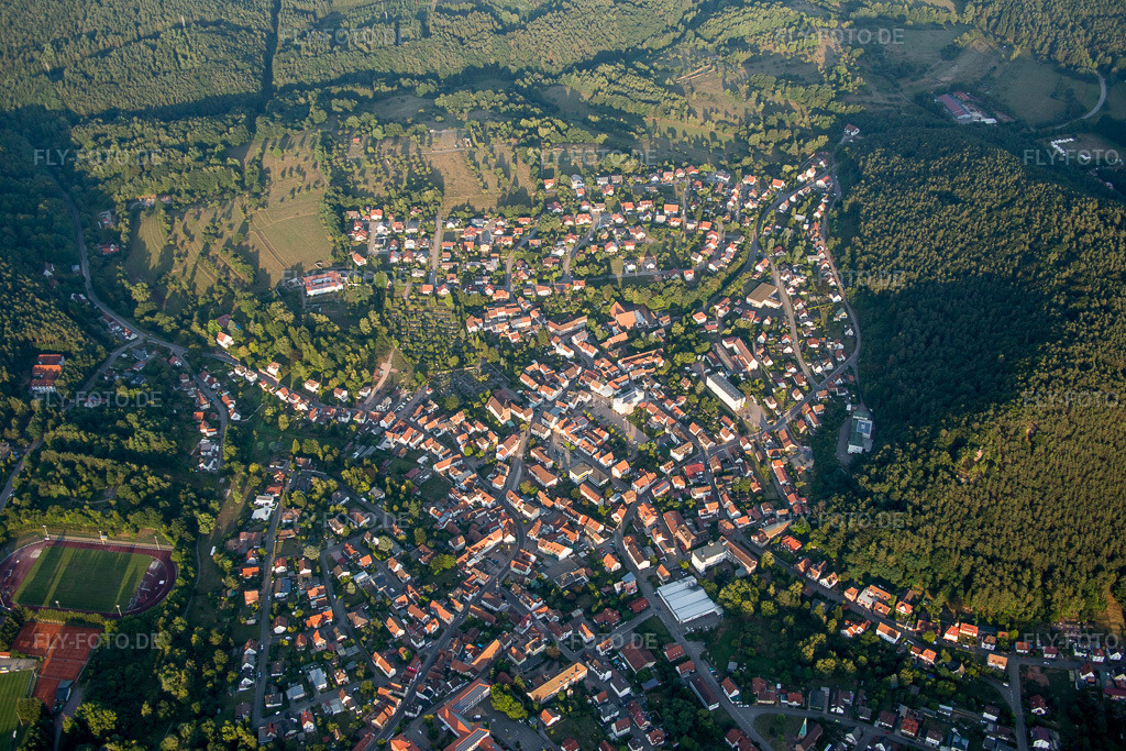 Luftbild: landwirtschaftlichen Feldern und Nutzflächen in Hauenstein im Bundesland Rheinland-Pfalz in Deutschland. Foto: IMG_084181.jpg vom 29.08.2015 durch Werner Riehm/FLY-FOTO.de