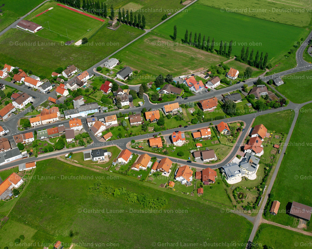 2615376 | STOCKHAUSEN 09.06.2006 Landwirtschaftliche Nutzflächen und Feldgrenzen  umsäumen das Siedlungsgebiet des Dorfes in Stockhausen im Bundesland Hessen, Deutschland // Agricultural land and field boundaries surround the settlement area of the village  in Stockhausen in the state Hesse, Germany Foto: Gerhard Launer