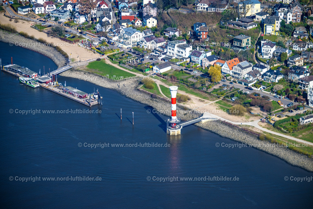 Hamburg_Blankenese_Leuchtturm_ELS_2133060423 | HAMBURG 06.04.2023 Leuchtturm als historisches Seefahrtszeichen im Uferbereich der Elbe im Ortsteil Blankenese in Hamburg, Deutschland. Weiterführende Informationen bei: Wasserstraßen- und Schifffahrtsamt Elbe-Nordsee. // Lighthouse as a historic seafaring character in the River Elbe in the district Blankenese in Hamburg, Germany. Further information at: Wasserstrassen- und Schifffahrtsamt Elbe-Nordsee. Foto: Martin Elsen