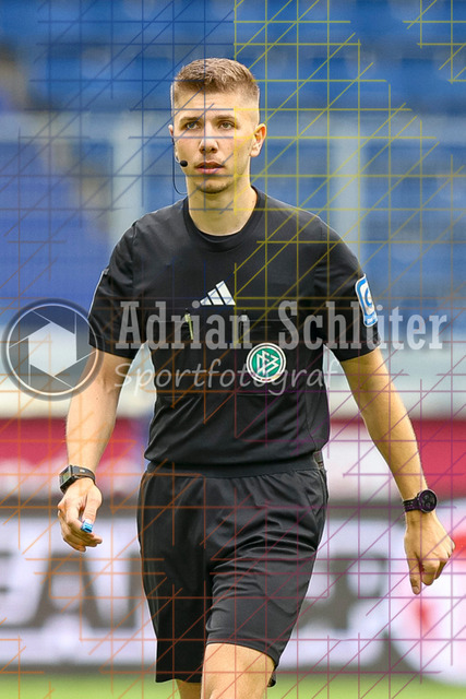 MSV Duisburg vs VfB Stuttgart II - 3. Liga | Duisburg, Deutschland, 02.08.25:   Schiedsrichter Felix Wagner schaut waehrend des Spiels der 3. Liga MSV Duisburg vs VfB Stuttgart II in der schauinsland-reisen-arena(Foto von Brauer-Fotoagentur / Adrian Schlueter)
