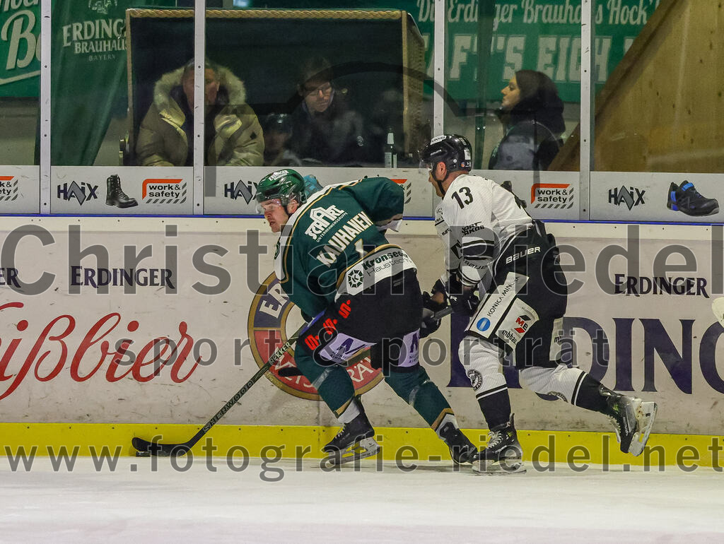2026-01-30_110_TSV_Erding_gegen_EHF_Passau_Black_Hawks | Erding, Deutschland, 30.01.2026:Eishockey, Oberliga Süd 2025 / 2026, 42. Spieltag, TSV Erding gegen EHF Passau Black Hawks, Endergebnis: 2:6Jesse Kauhanen (Erding Gladiators, #4), Christian Neuert (EHF Passau Black Hawks, #13)Foto: Christian Riedel / fotografie-riedel.net
