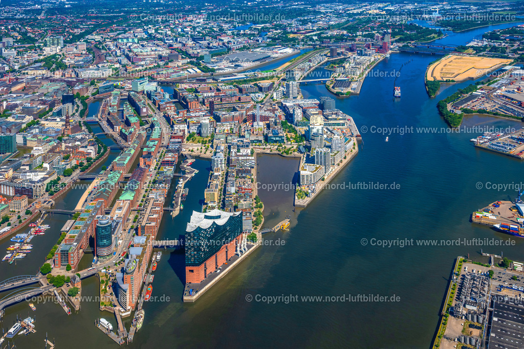 Hamburg_Elbphilharmonie_Hafencity_ELS_8595010725 | HAMBURG 01.07.2025 Elbphilharmonie am Ufer der Elbe in Hamburg. Das Konzerthaus- Gebäude im Stadtteil Hamburg-HafenCity befindet sich am Ufer der Elbe der Hansestadt. Weiterführende Informationen bei: BGT Bischoff Glastechnik AG,  Drees & Sommer SE,  Herzog & de Meuron,  IBB GmbH - Ingenieurbüro für Brandschutz von Bauarten,  Ingenieurbüro Dr. Siebert Büro für Bauwesen,  Quantum Immobilien AG,  ReGe Hamburg Projekt-Realisierungsgesellschaft mbH. // The Elbe Philharmonic Hall on the river bank of the Elbe in Hamburg. Further information at: BGT Bischoff Glastechnik AG,  Drees & Sommer SE,  Herzog & de Meuron,  IBB GmbH - Ingenieurbuero fuer Brandschutz von Bauarten,  Ingenieurbuero Dr. Siebert Buero fuer Bauwesen,  Quantum Immobilien AG,  ReGe Hamburg Projekt-Realisierungsgesellschaft mbH. Foto: Martin Elsen