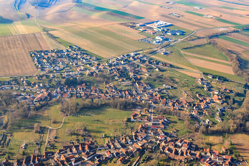 Aerial view: View of the town from the north in Scheibenhard in the state Bas-Rhin, France. – Photo: IMG_62658.jpg taken on 03/09/2014 by Werner Riehm/FLY-FOTO.com – Resolution of the original: 4752 x 3168 px