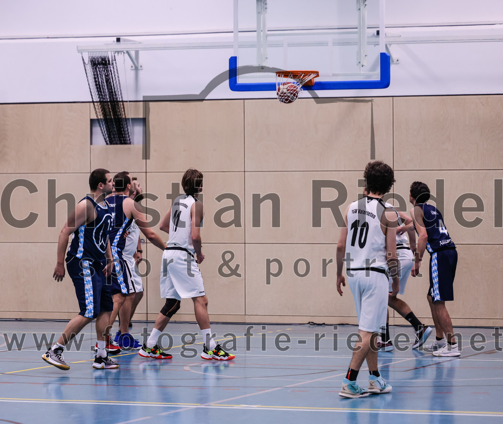 2022-04-03_031_TSV_Vaterstetten_gegen_SV_Weissblau-Allianz_Muenchen | Vaterstetten, Deutschland, 03.04.2022:
Basketball, Bezirksoberliga Herren 2021 / 2022, 14. Spieltag, TSV Vaterstetten gegen SV Weißblau-Allianz München, Endergebnis: 86:54

Peter Fabian Klemm (SV Weißblau-Allianz München, #13), Finn Liebig (TSV Vaterstetten, #11), Luca Maurice Kohll (TSV Vaterstetten, #10), Rico Loebel (SV Weißblau-Allianz München, #4)

Foto: Christian Riedel / fotografie-riedel.net