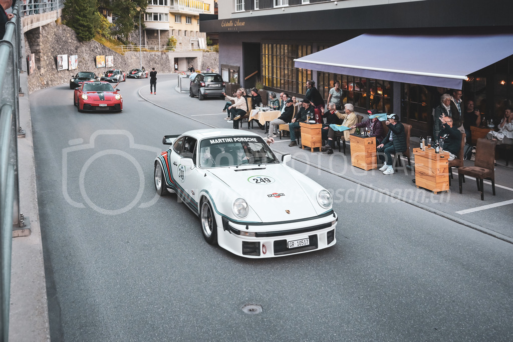 21. Arosa ClassicCar 2025 - 4. September 2025 | Patric Seglias aus Domat-Ems (SUI) in einem Porsche 930 Martini-Turbo aus dem Jahre 1977 mit Startnummer 249 am Arosa ClassicCar 2025 in der Kategorie Classic Trophy..@arosaclassiccar, @arosa.official, #arosaclassiccar, #arosa, #76curves, #classiccar, Bild: Sportfotografie Markus Aeschimann | www.markus-aeschimann.ch - Realisiert mit Pictrs.com