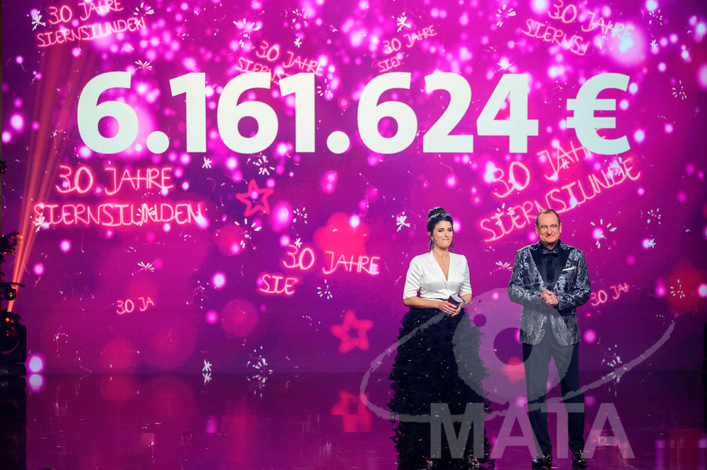 _DWI6030 | Die Eröffnung und die Begrüßung der Ehrengäste mit Moderatorin Sandra Rieß und Moderator Volker Heißmann bei '30 Jahre Sternstunden-Gala 2023' in der Frankenhalle. Nürnberg, 15.12.2023 - Realisiert mit Pictrs.com