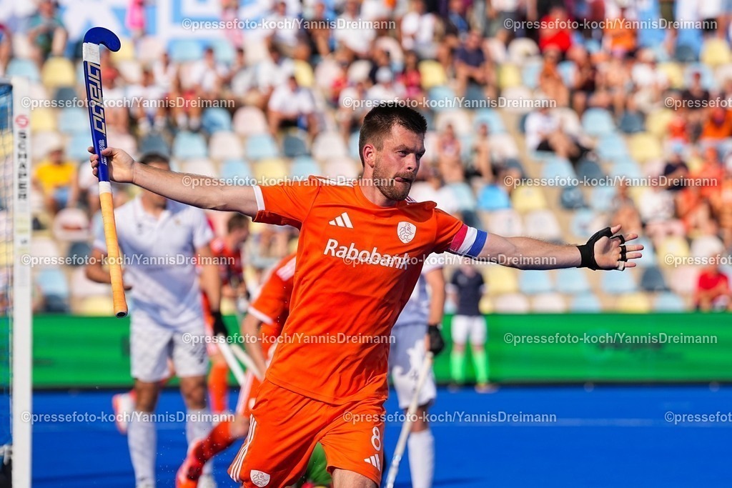 xydrx14082503007 | 14.08.2025, xydrx, Herren EuroHockey Championship 2025, Halbfinale, Niederlande - Frankreich, Sparkassenpark Mönchengladbach: Torjubel nach dem Tor zum 2:0 für die Niederländische Feldhockey Nationalmannschaft durch Torschütze Thierry Brinkman (NED #8)