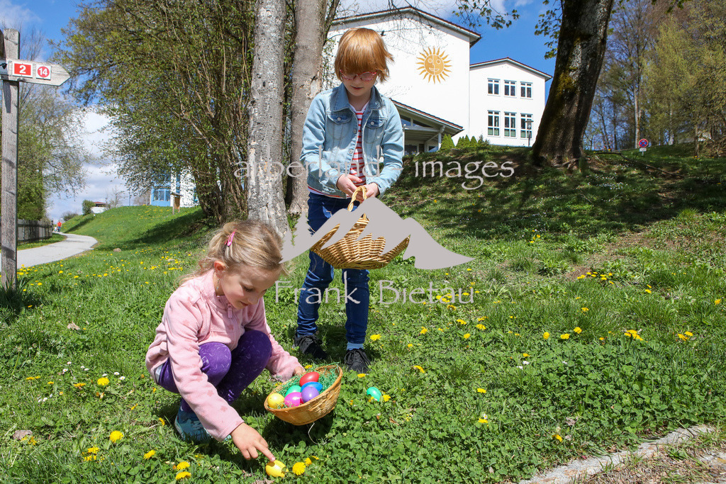OE7A5304 | v.l. Theresa und Ida bei der Ostereiersuche rund um das Waldmuseum