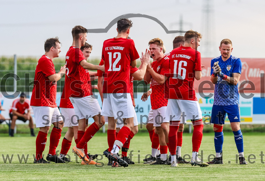2023-08-25_008_FC_Finsing_gegen_FC_Lengdorf | Finsing, Deutschland, 25.08.2023:
Fußball, Kreisliga 2023 / 2024, 6. Spieltag, FC Finsing gegen FC Lengdorf, Endergebnis: 5:0

Bastian Fischer (FC Lengdorf, #12), Maximilian Mayer (FC Lengdorf, #16), Torwart Johannes Preis (FC Lengdorf, #1)

Foto: Christian Riedel / fotografie-riedel.net