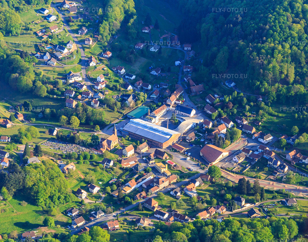 Vue aérienne: Théâtre Halle Verrière, Centre International d'Art Verrier à Meisenthal dans le département Moselle, France – .Photo: IMG_145777.jpg prise le 30/04/2025 par Werner Riehm/FLY-FOTO.eu – Résolution de l'original: 4640 x 3648 px