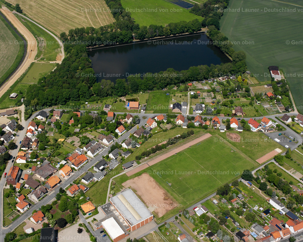 2638160 | HORNBURG 09.06.2006 Landwirtschaftliche Nutzflächen und Feldgrenzen  umsäumen das Siedlungsgebiet des Dorfes in Hornburg im Bundesland Niedersachsen, Deutschland // Agricultural land and field boundaries surround the settlement area of the village  in Hornburg in the state Lower Saxony, Germany Foto: Gerhard Launer