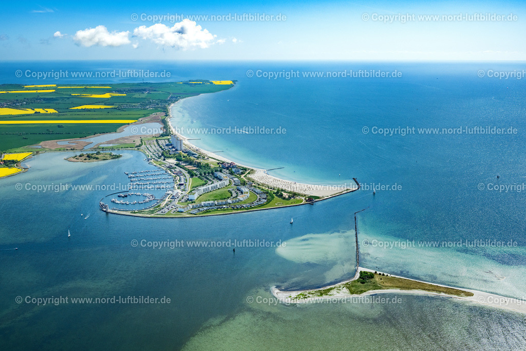 Fehmarn_Südstrand_ELS_4670150522 | FEHMARN 15.05.2022 Ortsansicht an der Meeres-Küste der Ostsee in Burg auf Fehmarn Südstrand im Bundesland Schleswig-Holstein. // Townscape on the seacoast of Baltic Sea in Burg auf Fehmarn in the state Schleswig-Holstein. Foto: Martin Elsen