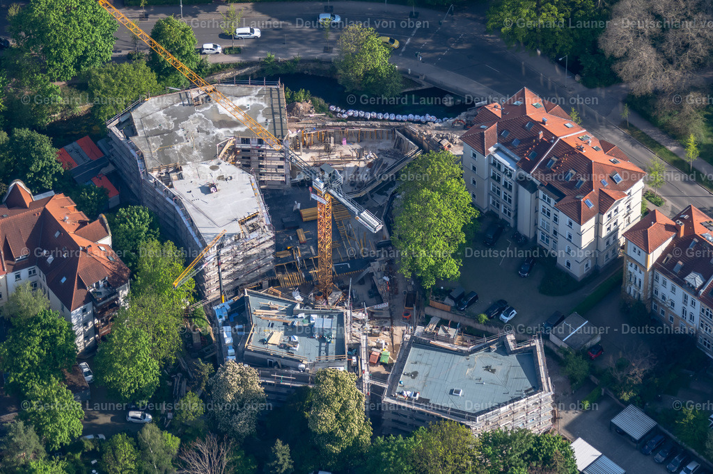 4025990 | ERFURT 06.05.2020 Baustelle zum Neubau eines Mehrfamilien- Wohnhauses auf dem Areal der ehemaligen Kartäuser Mühle an der Straße des Friedens im Ortsteil Brühlervorstadt in Erfurt im Bundesland Thüringen, Deutschland. Weiterführende Informationen bei: FinCon GmbH,  Ickes Bau GmbH,  homuth+trappe architekten. // Construction site for the multi-family residential building on the premises of the formerly Kartaeuser Muehle on Strasse of Friedens in the district Bruehlervorstadt in Erfurt in the state Thuringia, Germany. Further information at: FinCon GmbH,  Ickes Bau GmbH,  homuth+trappe architekten. Foto: Gerhard Launer