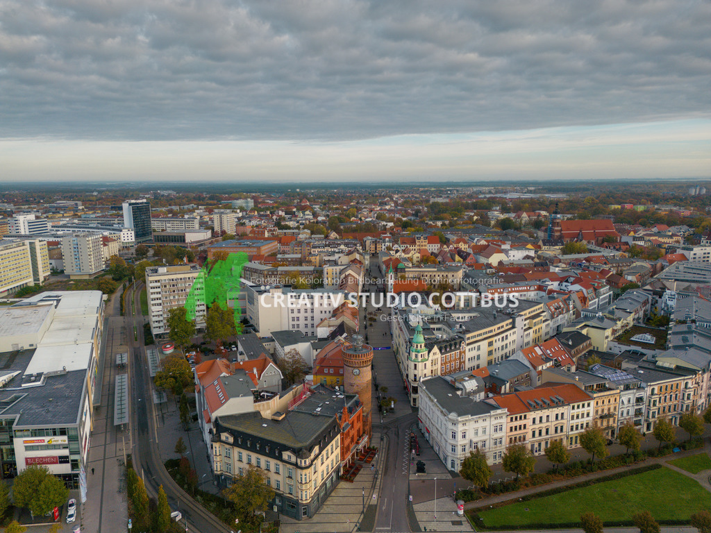 Altstadt in Cottbus mit dem Spremberger Turm. | Die Stadt Cottbus am frühen Sonntagmorgen. - Realisiert mit Pictrs.com