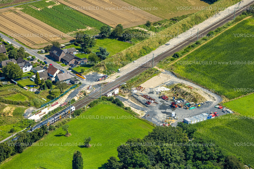 Voerde240802602 | Luftbild, Brücke Grenzstraße mit Ausbau der Betuweroute und Betuwe-Linie Eisenbahnstrecke, Baustelle mit Schallschutzwand, Stockum, Voerde, Ruhrgebiet, Niederrhein, Nordrhein-Westfalen, Deutschland