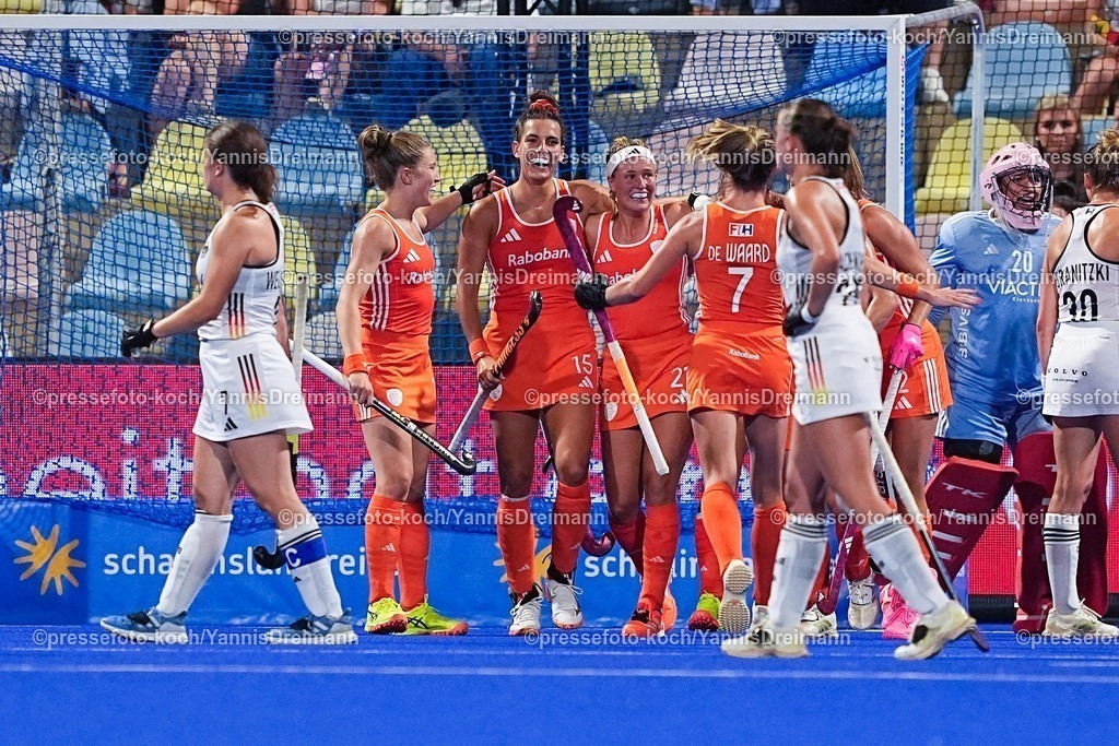 xydrx11082503105 | 11.08.2025, xydrx, Frauen EuroHockey Championship 2025, Gruppenphase, Gruppe A, Deutschland - Niederlande, Sparkassenpark Mönchengladbach: Torjubel nach dem Tor zum 5:1 für die niederländische Feldhockey Nationalmannschaft durch Torschütze Marijn Veen (NED #19) zusammen mit dem Team