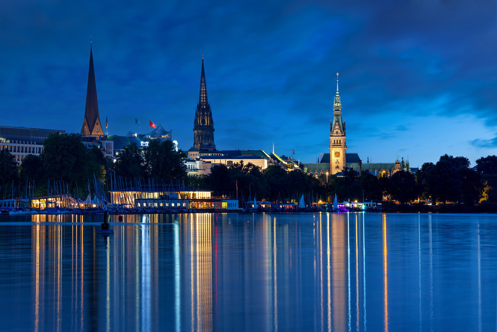 10221218 - Blaue Aussenalster | Wunderbarer Blick über die Aussenalster zu blauen Stunde auf das Rathaus und die Türme der Nikolai- sowie der Petrikirche.