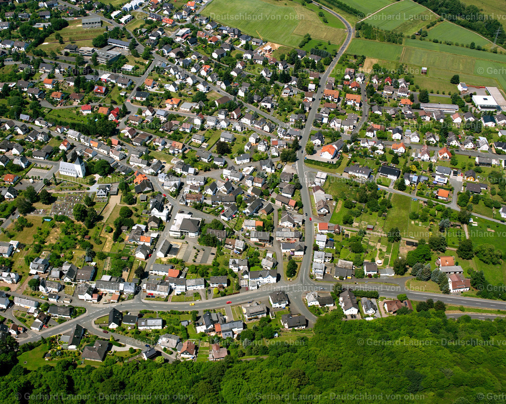 2610697 | MERKENBACH 09.06.2006 Von Wald und Forstgebieten umgebener Ortskern der Straßen und Häuser und Wohngebiete in Merkenbach im Bundesland Hessen, Deutschland // Surrounded by forest and forest areas center of the streets and houses and residential areas in Merkenbach in the state Hesse, Germany Foto: Gerhard Launer