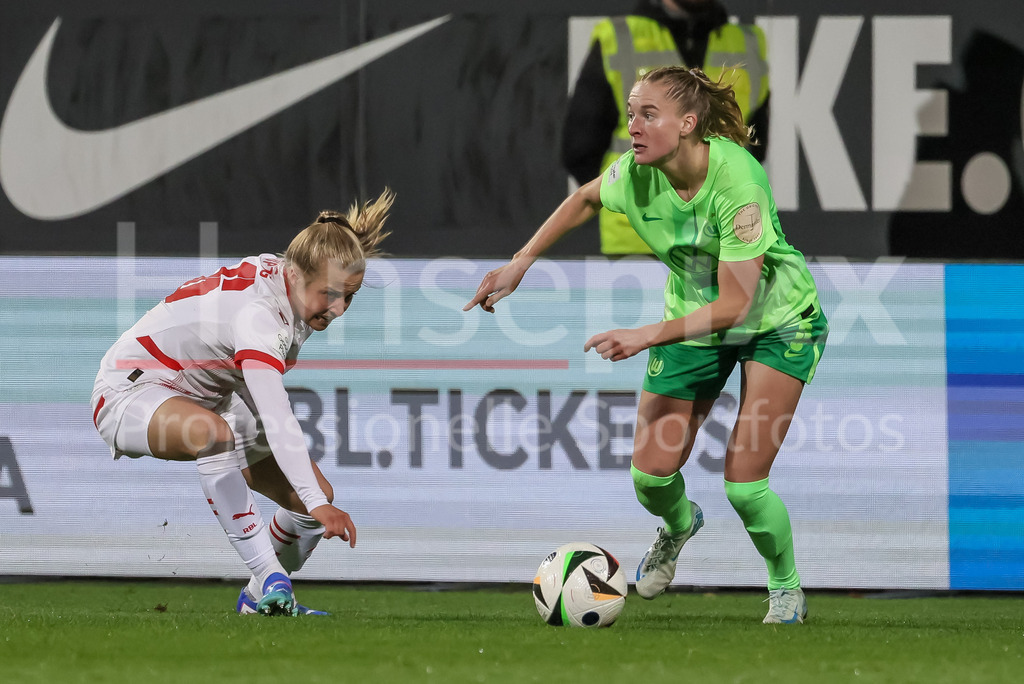 Fussball, Google Pixel Frauen-Bundesliga, VfL Wolfsburg - RB Leipzig | v.li.: Luca Graf (RB Leipzig, 26) und Janina Minge (VfL Wolfsburg, 6) im Zweikampf, Duell, Dynamik, Aktion, Action, Spielszene, DIE DFB-RICHTLINIEN UNTERSAGEN JEGLICHE NUTZUNG VON FOTOS ALS SEQUENZBILDER UND/ODER VIDEOÄHNLICHE FOTOSTRECKEN. DFB REGULATIONS PROHIBIT ANY USE OF PHOTOGRAPHS AS IMAGE SEQUENCES AND/OR QUASI-VIDEO.