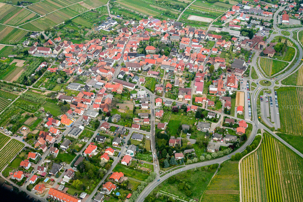 Luftbild: Ortsansicht von Süden im Ortsteil Schweigen in Schweigen-Rechtenbach im Bundesland Rheinland-Pfalz in Deutschland. Foto: IMG_1698.jpg vom 01.05.2006 durch Werner Riehm/FLY-FOTO.de