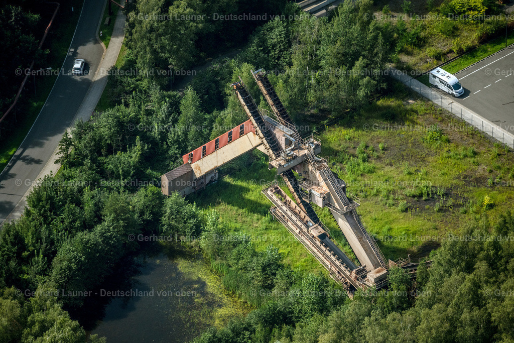 4050318 | ESSEN 25.08.2021 Förderanlagen und Bergbau- Schacht- Anlagen am Förderturm der Zeche Kokerei Zollverein in Essen im Ruhrgebiet im Bundesland Nordrhein-Westfalen. Weiterführende Informationen bei: UNESCO-Welterbe Zollverein. // Conveyors and mining pits at the headframe Kokerei Zollverein in Essen at Ruhrgebiet in the state North Rhine-Westphalia. Further information at: UNESCO-Welterbe Zollverein. Foto: Gerhard Launer