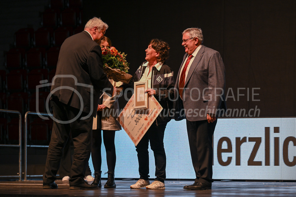Winterthurer Sportehrung - 23. Februar 2023 | Winterthurer Sportehrung
AXA Arena, Winterthur
Sportförderin Martina Krebs (HC Rychenberg) erhält von  Stadtpräsident Mike Künzle Blumen, rechts Panathlon-Präsident Marcel Ochsner.
Bild: Sportfotografie Markus Aeschimann | www.markus-aeschimann.ch - Realisiert mit Pictrs.com