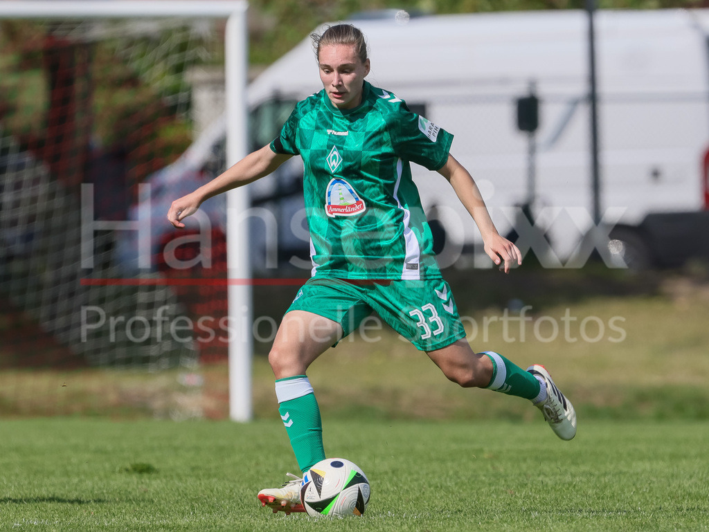 Fussball, Testspiel Frauen, SV Werder Bremen - 1. FC Köln | v.li.: Maria Penner (SV Werder Bremen, 33) am Ball, Freisteller, Einzelbild, Ganzkörper, Aktion, Action, Spielszene