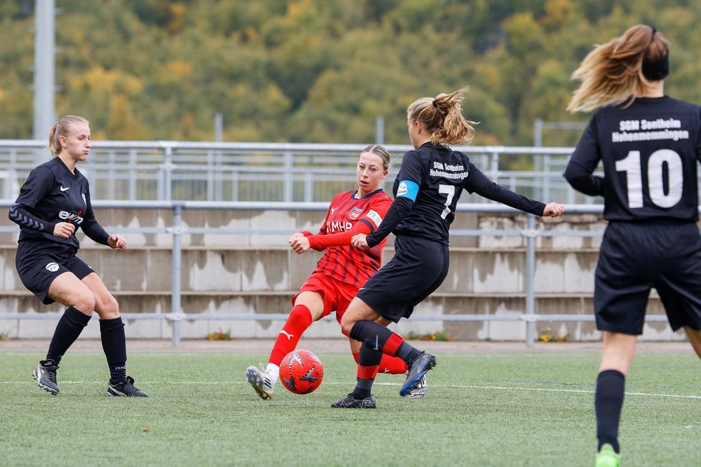 FCHHOH_251005_8041 | 1.FC Heidenheim 1846 II vs. SGM Hohenmemmingen/Sontheim, Fußball, Frauen, Bezirksliga, 2025/2026, 4. Spieltag, 05.10.2025 in Heidenheim, Kunstrasen b. Voith-Arena West(Foto: Michael Bulling) - Realisiert mit Pictrs.com